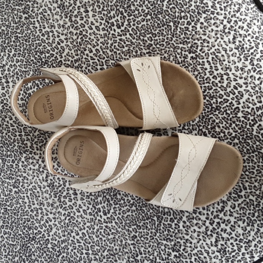 Earth Origins beige sandal 7 1/2 W